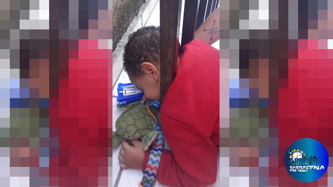 Bombeiros Militares resgatam criança presa em grade de portão