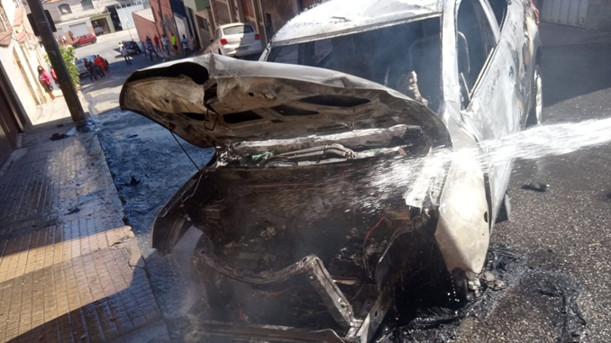Veículo capota e pega fogo no bairro Queluz, em Conselheiro  Lafaiete