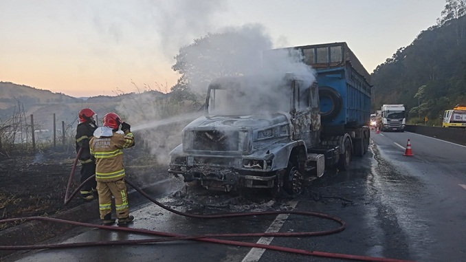 Incêndio atinge cabine de carreta e vegetação às margens de Rodovia