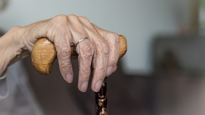 Idosos acima de 80 anos e pessoas com dificuldade de locomoção podem agendar prova de vida em casa