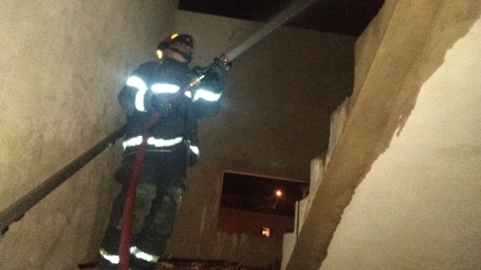 Bombeiros combatem principio de incêndio em prédio no bairro Vilela
