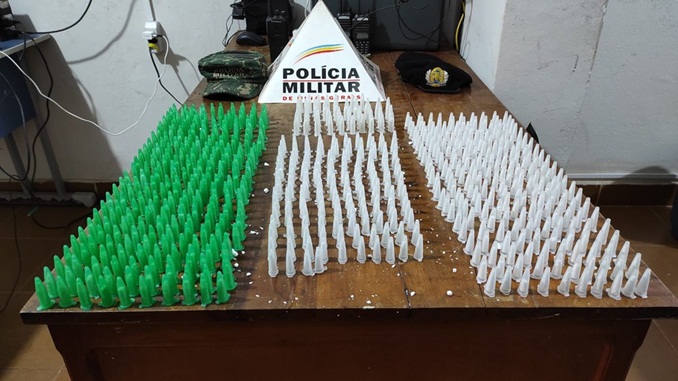 Polícia Militar prende dois jovens com quase 700 pinos de cocaína em São Pedro do Suaçuí