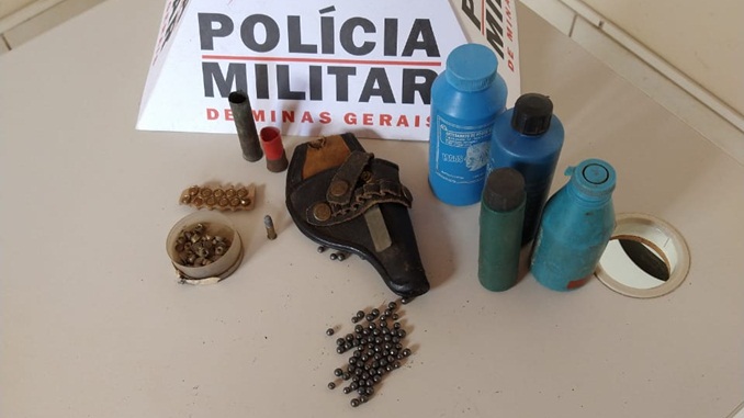 Polícia Militar localiza e apreende munições, em Conceição da Barra de Minas