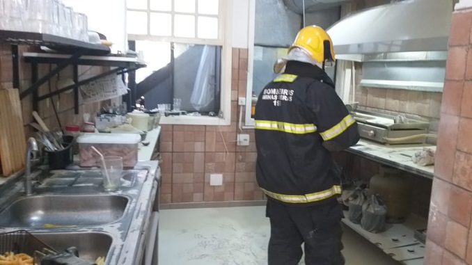Bombeiros atendem princípio de incêndio em restaurante no Centro Histórico