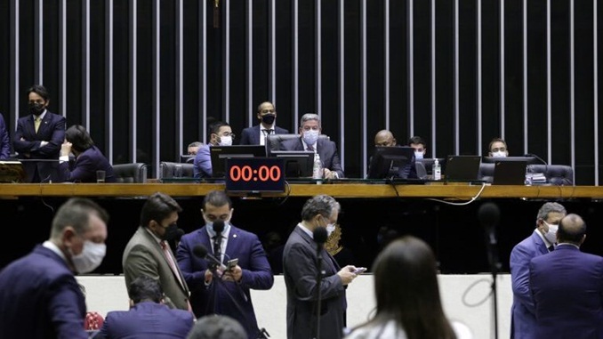 Câmara aprova reforma eleitoral em 2º turno e autoriza volta das coligações