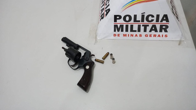 Polícia Militar apreende arma de fogo, em Santos Dumont