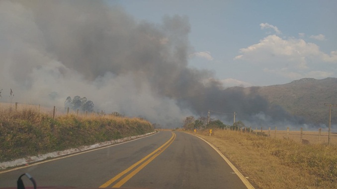 Bombeiros e brigadistas combatem incêndio de grandes proporções próximo à Serra do São José