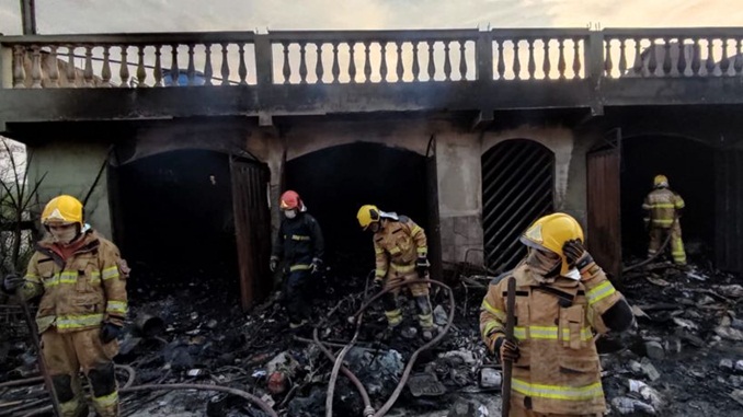 Bombeiros atua em incêndio de grande proporção no bairro Queluz em Conselheiro Lafaiete