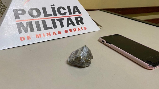 Polícia Militar apreende droga e celular na Colônia Rodrigo Silva