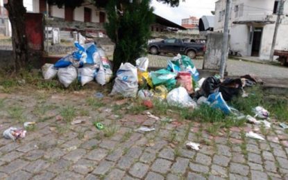 Manutenção em caminhões altera coleta de lixo em Barbacena