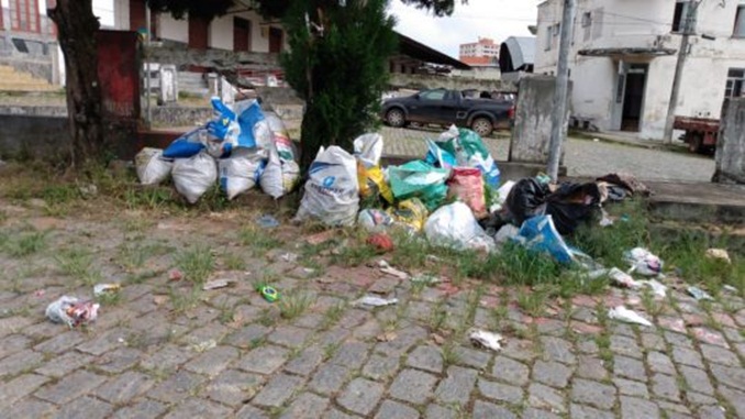 Manutenção em caminhões altera coleta de lixo em Barbacena