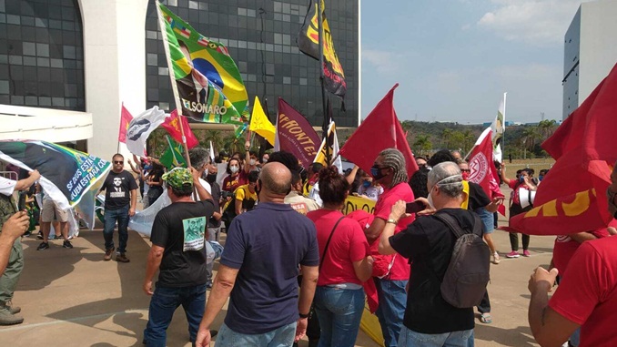 Manifestantes causam confusão em frente a sede do Governo de Minas
