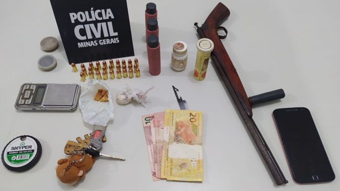 PCMG prende suspeito por tráfico de drogas e posse ilegal de arma de fogo em Barbacena