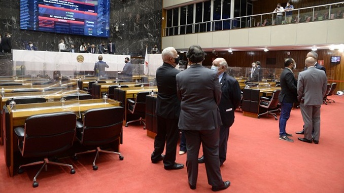 Críticas à Copasa, Cemig e ao governo pautam Plenário da ALMG