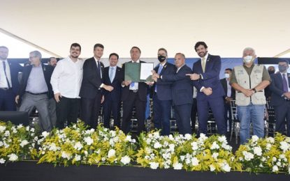 Jair Bolsonaro sanciona projeto para ampliação do metrô de BH e lança centro de vacinas