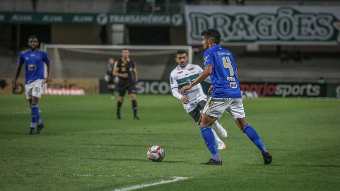 Com atuação impecável, Cruzeiro domina e vence o Coritiba fora de casa