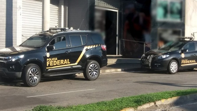 Polícia Federal cumpre mandados em Itaúna após investigação identificar irregularidades na aquisição de armas de fogo