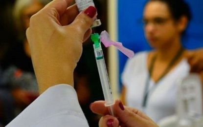 Vacinas da gripe e covid podem ser aplicadas no mesmo dia, diz Ministério da Saúde