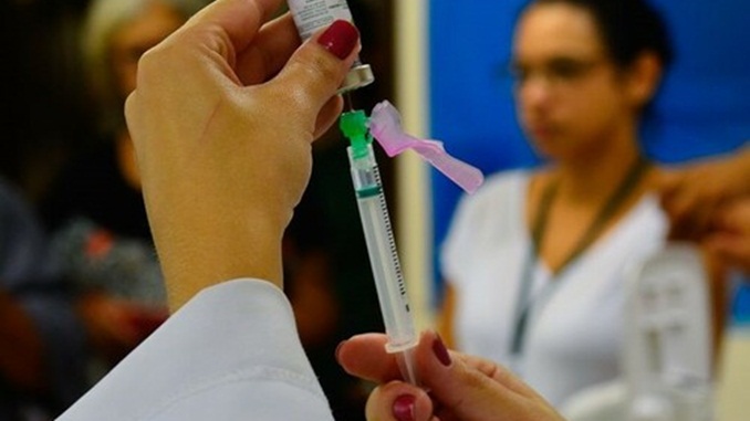 Vacinas da gripe e covid podem ser aplicadas no mesmo dia, diz Ministério da Saúde