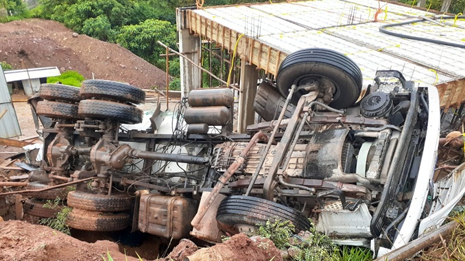 Caminhão com concreto cai dentro de obra e uma pessoa morre em Nova Lima