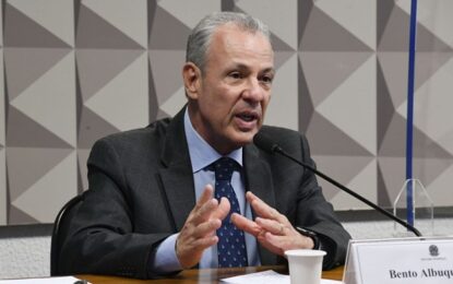 Ministro de Minas e Energia diz que preço do petróleo ainda vai subir mais