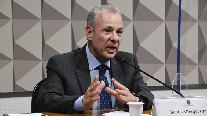Ministro de Minas e Energia diz que preço do petróleo ainda vai subir mais