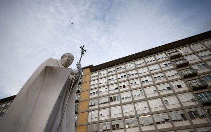 Papa recupera-se bem de cirurgia, diz Vaticano