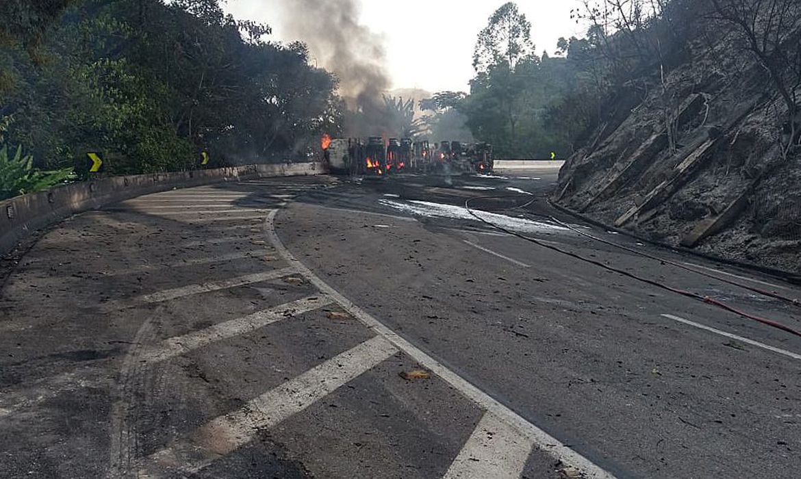Acidente com caminhão interdita a BR-040 na pista sentido Petrópolis