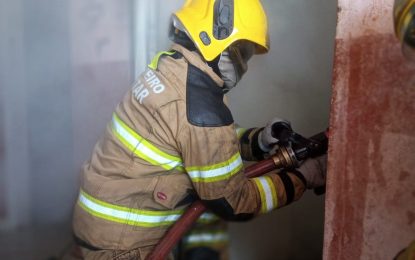 Bombeiros combatem incêndio em edificação no bairro São Jorge, em Lafaiete