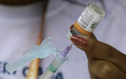 Especialistas sugerem vacinação nas escolas para aumentar adesão