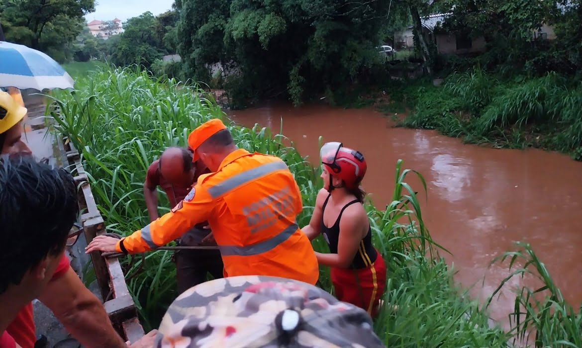 Bombeiros militares socorrem homem que caiu no rio Bananeiras durante a chuva