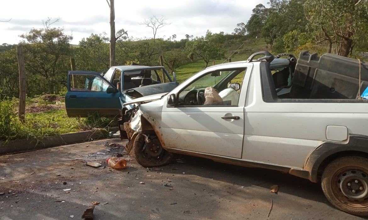 Bombeiros atendem acidente automobilístico na Estrada do Mambengo