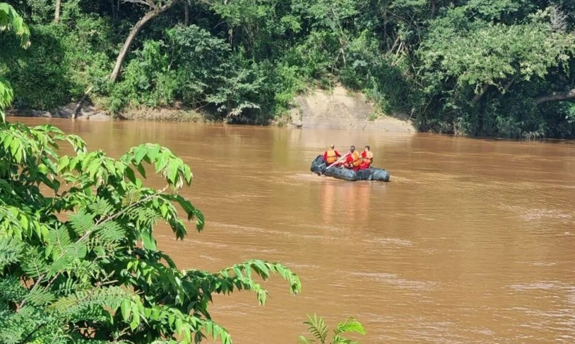 Bombeiros buscam por vítima que teria se afogado no Rio Paraopeba em Brumadinho