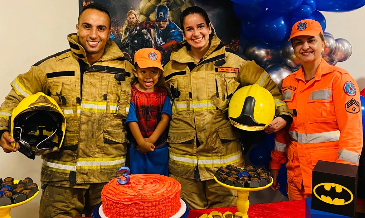 Bombeiros de Conselheiro Lafaiete vão à aniversário de criança da cidade