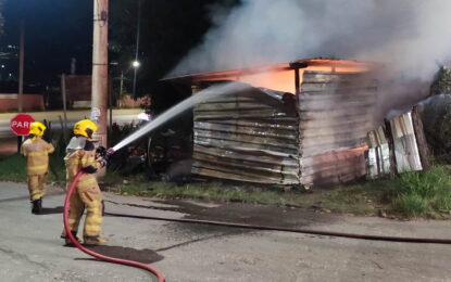 Corpo de bombeiros de Conselheiro Lafaiete combatem incêndio em barracão