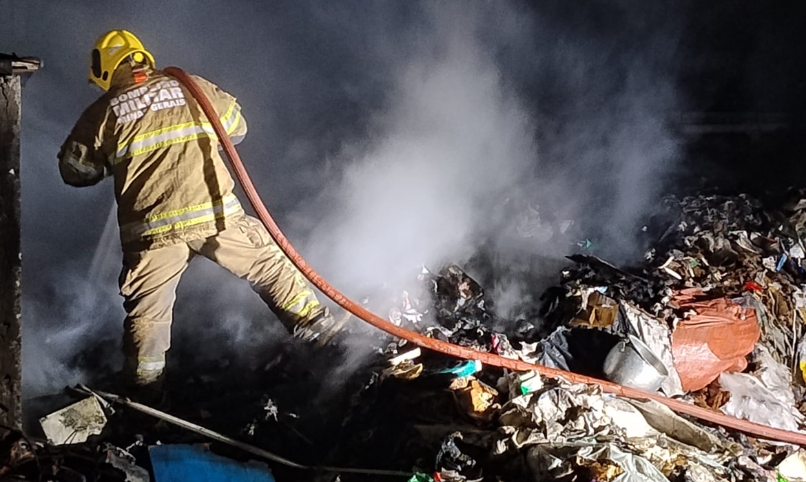 Incêndio em residência no bairro Nossa Senhora Aparecida em Barbacena