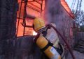 Bombeiros combatem incêndio em marcenaria em Santa Cruz de Minas