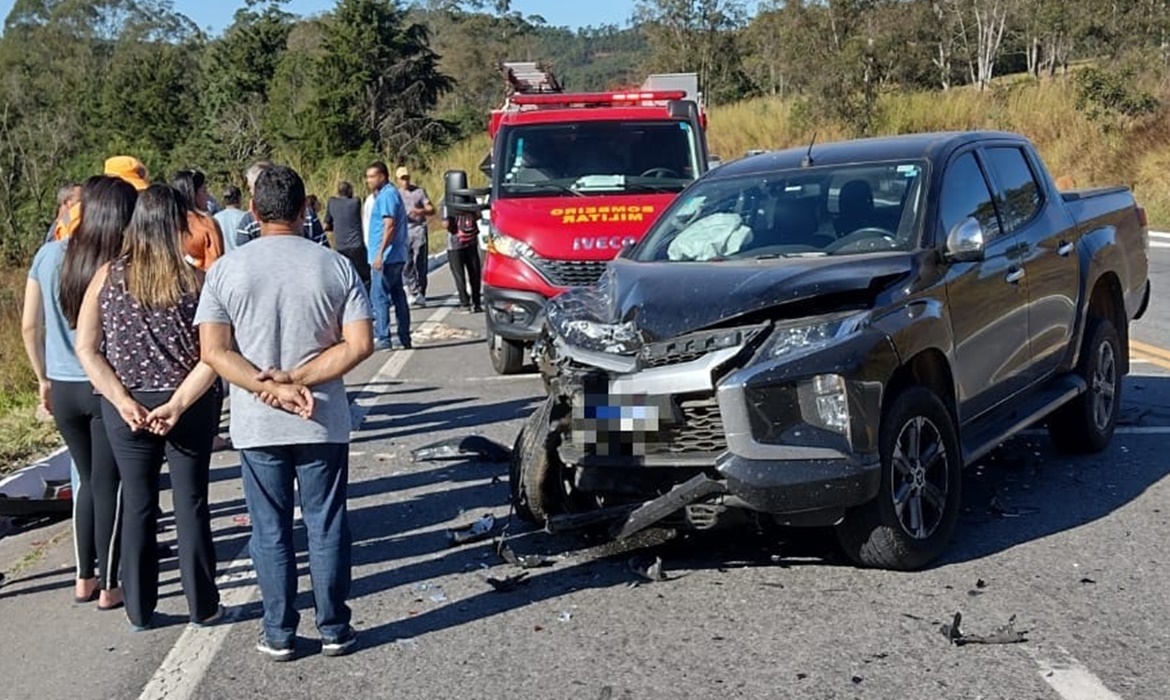 Bombeiros de Barbacena resgatam vítimas de acidente automobilístico na MG265